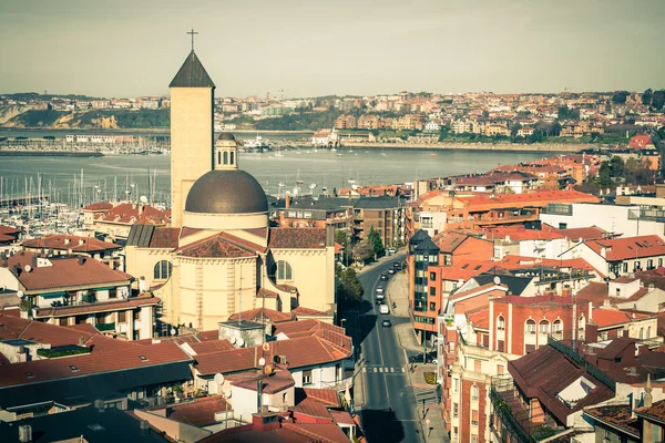 Las arenas of Getxo seafront and church — Stock Photo, Image