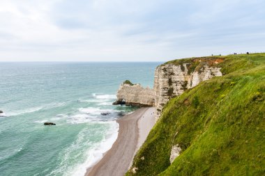 Etretat plaj ve taş kayalıklarla