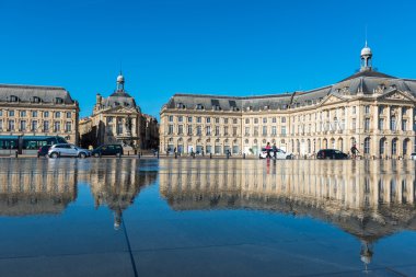 Fransa, Bordeaux - 20 Eylül: Ünlü ayna çeşme önünde yer de la Bourse Bordeaux, Fransa'da 20 Eylül 2015 tarihinde