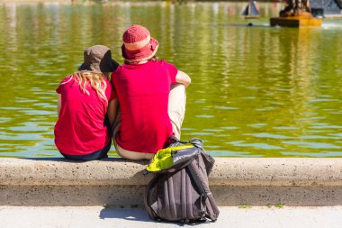 Çeşmede oturan gençler  