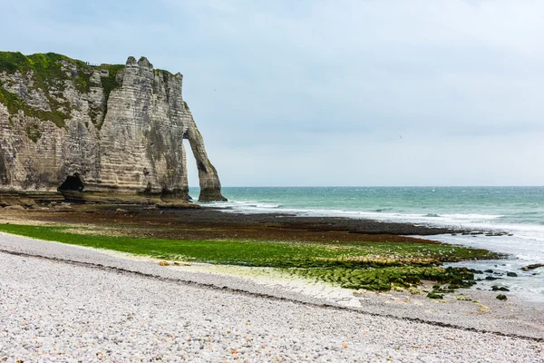 Etretat plaj ve taş kayalıklarla — Stok fotoğraf