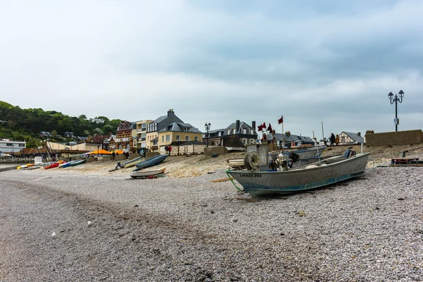 Veduta della spiaggia e delle barche da pesca — Foto Stock