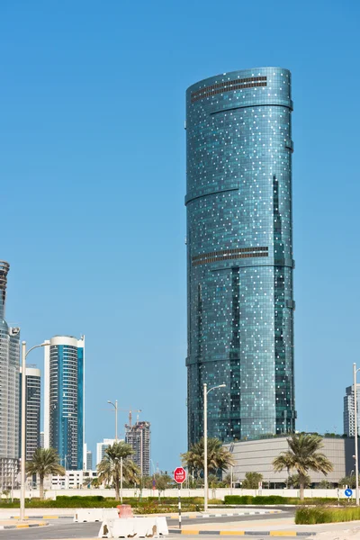 Abu Dhabi straten met wolkenkrabbers — Stockfoto