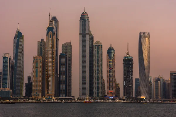 Avond stadslandschap van Dubai stad — Stockfoto