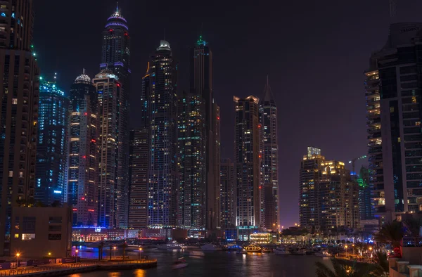 Vue nocturne du port de plaisance de Dubaï — Photo