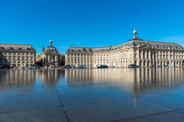 Fransa, Bordeaux - 20 Eylül: Ünlü ayna çeşme önünde yer de la Bourse Bordeaux, Fransa'da 20 Eylül 2015 tarihinde