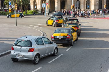 Otomobil trafik sokakta Barcelona, İspanya