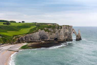 Etretat plaj ve taş kayalıklarla 