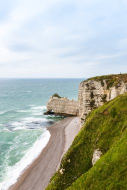 Etretat plaj ve taş kayalıklarla 