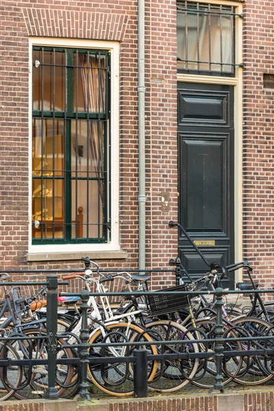 Велика кількість міських велосипедів по вулиці — стокове фото