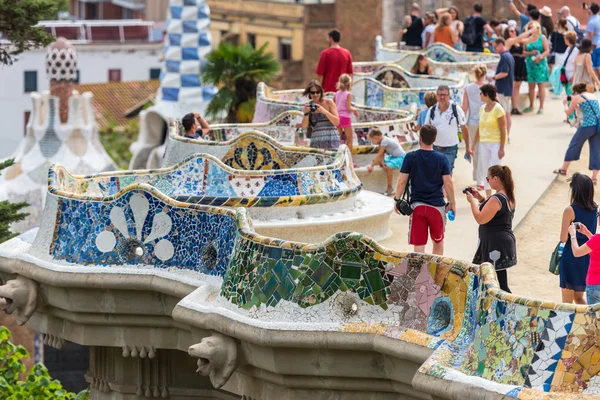 Turystów w Park Güell, Barcelona, Hiszpania — Zdjęcie stockowe