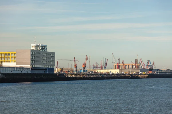 Guindastes no porto marítimo de Portugalete — Fotografia de Stock