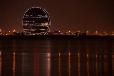 Bina ve gece manzarası Abu DHA Aldar görünümünü Merkez
