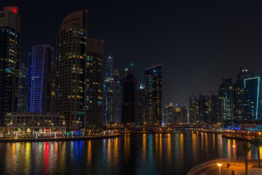 dubai Yat Limanı gece manzarası