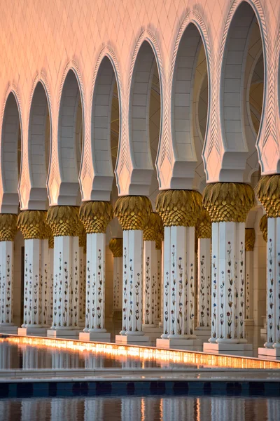Белая мечеть шейха Зайеда — стоковое фото