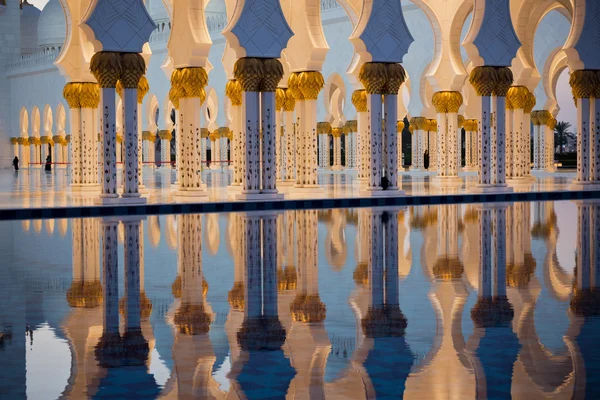 Scheich Zayed weiße Moschee in Abu Dhabi — Stockfoto