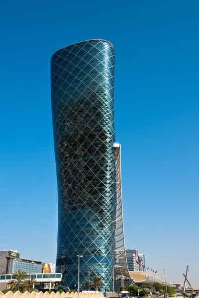 La torre de la Puerta Capital en Abu Dhabi — Foto de Stock