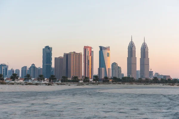 Uitzicht op Dubai stadsgezicht van een strand — Stockfoto