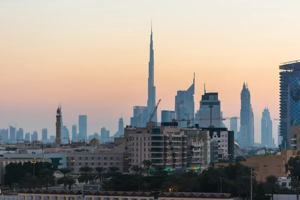 Vue du paysage urbain de Dubaï depuis la rive du ruisseau Dubaï — Photo
