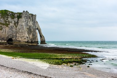 Etretat plaj ve taş kayalıklarla
