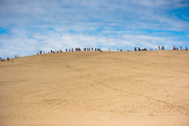 İnsanlar en yüksek kumul ziyaret  