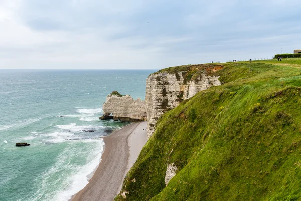 Pláž a kamenné útesy v Etretat — Stock fotografie