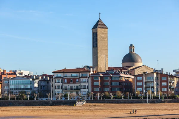 Las arenas of Getxo seafront and church — Stock Photo, Image