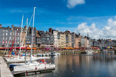 Normandiya'daki Honfleur liman 