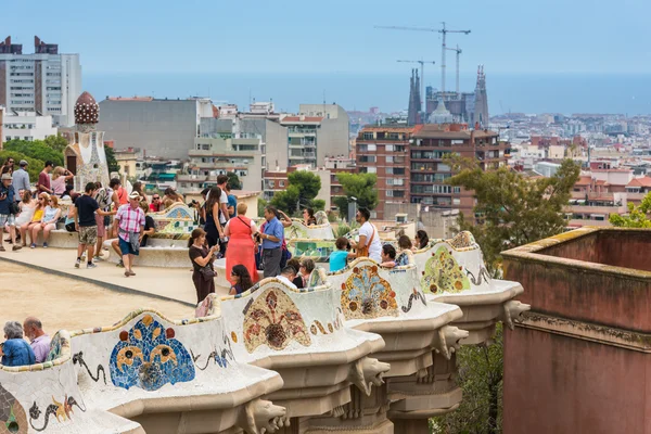 Touristen im Park Güell, Barcelona — Stockfoto