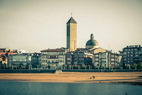 Las arenas van Getxo kust en kerk — Stockfoto