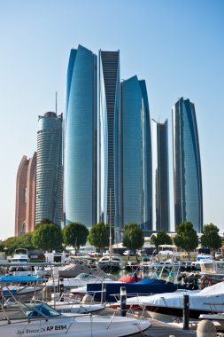 Al Bateen Wharf ve Etihad kuleleri  