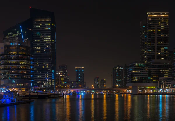 Nachtansicht des Dubai Yachthafens, vereinigte arabische Emirate — Stockfoto