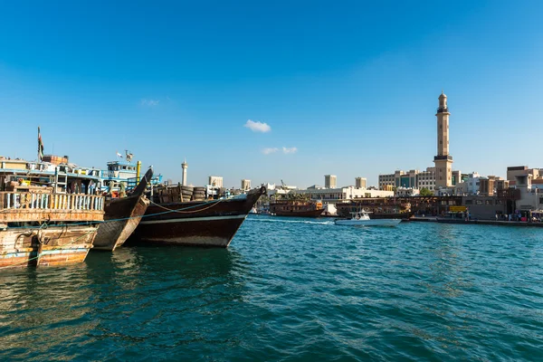 Traditionelle arabische Boote am Dubai Creek — Stockfoto