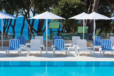 otel havuz kenarındaki koltukları 