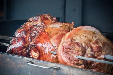 kavrulmuş domuz knuckle şiş üzerinde