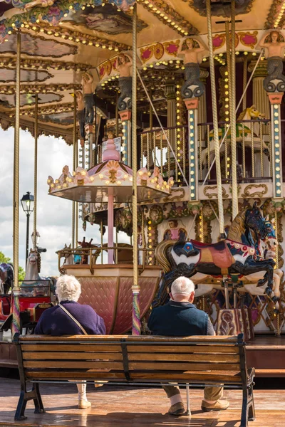 Bejaarde echtpaar zittend op een bankje — Stockfoto