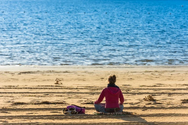 Ragazza seduta sulla sabbia — Foto Stock