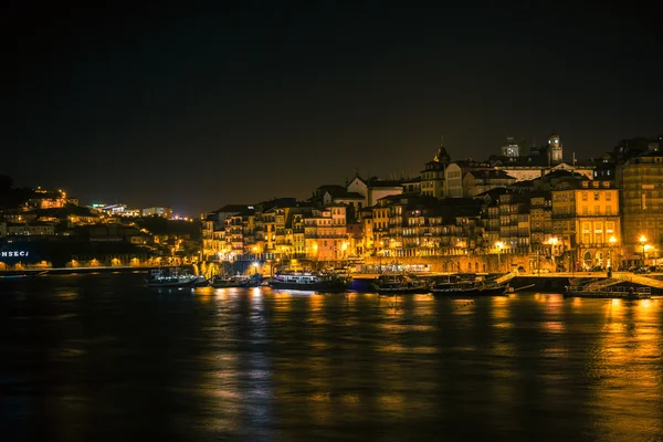 Přehled o staré město Porto, Portugalsko v noci — Stock fotografie