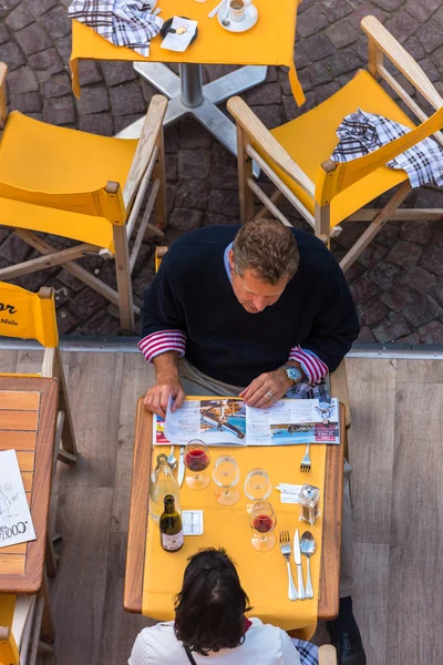 Människor har musslor lunch — Stockfoto