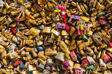 Bir köprü Paris aşıklar kilitler