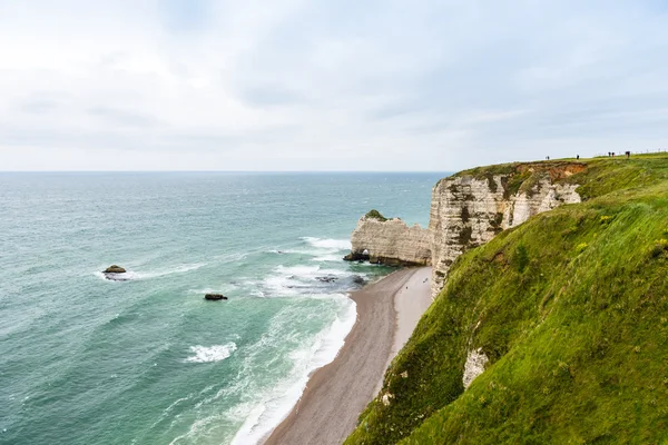 Pláž a kamenné útesy v Etretat — Stock fotografie