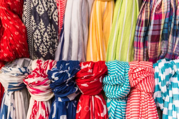 Colorful women scarves at a market — Stock Photo, Image