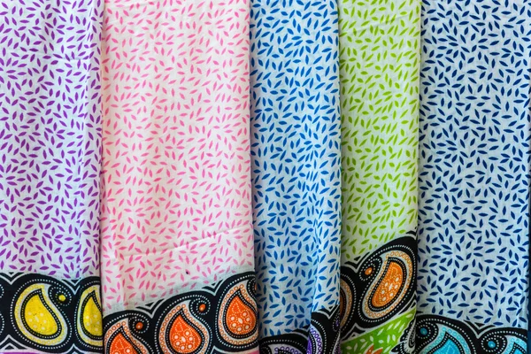 Colorful women scarves at a market — Stock Photo, Image