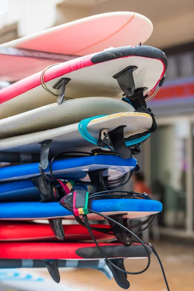 Surfplanken in een stapel — Stockfoto