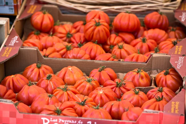 Natuurlijke tomaten in vakken op de boerenmarkt — Stockfoto