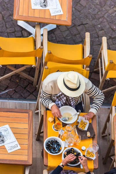 Folk har musslor lunch på restaurang — Stockfoto