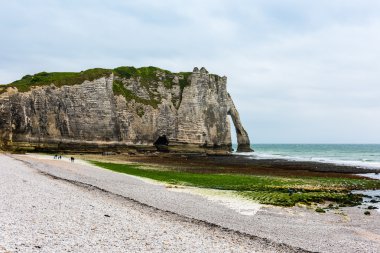 Etretat plaj ve taş kayalıklarla
