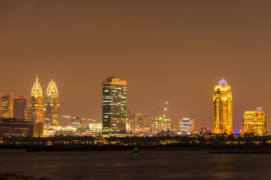 Gece cityscape Dubai City, Birleşik Arap Emirlikleri