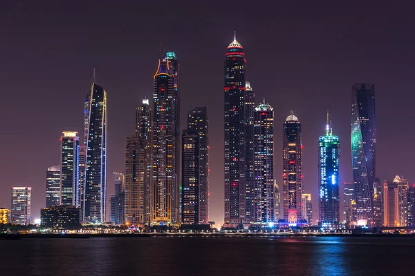 Paesaggio urbano notturno di Dubai, Emirati Arabi Uniti — Foto Stock