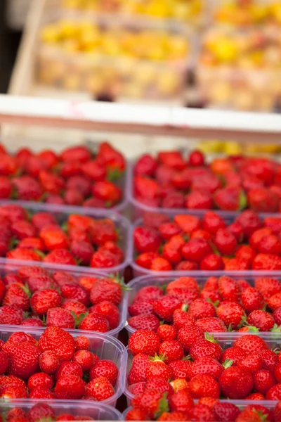 Natürliche Erdbeeren in Schachteln — Stockfoto